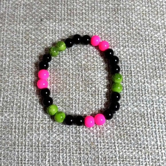 Raspberry lime glass bead bracelet 8mm - Picture 3 of 3